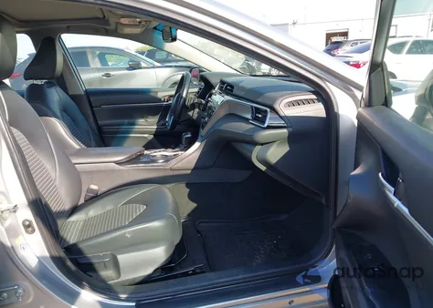 2018 Toyota Camry Hybrid Se z USA, uszkodzony, nr VIN 4T1B21HK8JU003202